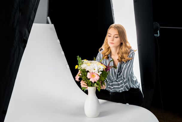 piękna młoda kobieta, układanie kwiatów w studio fotograficzne - Zdjęcie, obraz