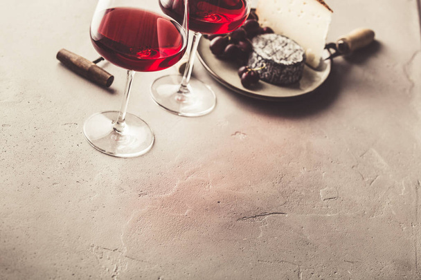 Czerwone wino i ser na betonowym tle - Zdjęcie, obraz