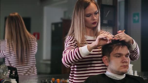 kobieta fryzjer włosy cięcia uśmiechnięty człowiek klienta w salon kosmetyczny - Materiał filmowy, wideo