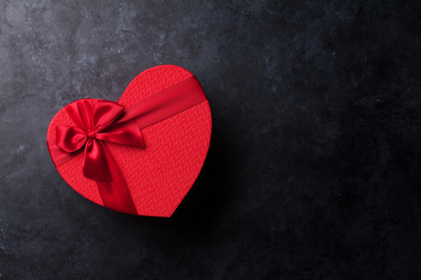 Sydämen muotoinen Ystävänpäivä punainen lahjapakkaus. Top näkymä tilaa terveisiä
 - Valokuva, kuva