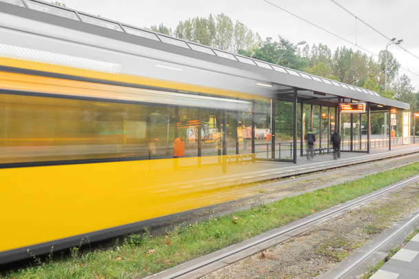 Un tranvía amarillo en movimiento - Foto, imagen