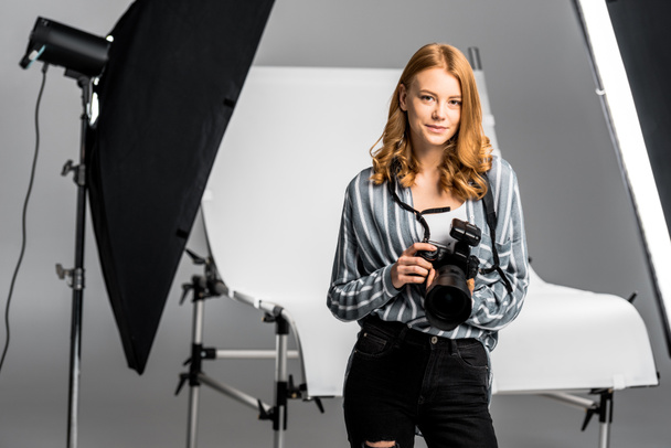 güzel genç kadın fotoğrafçı profesyonel fotoğraf studio çalışma   - Fotoğraf, Görsel