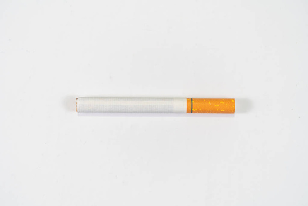 Tabak sigaret close-up met witte achtergrond - Foto, afbeelding