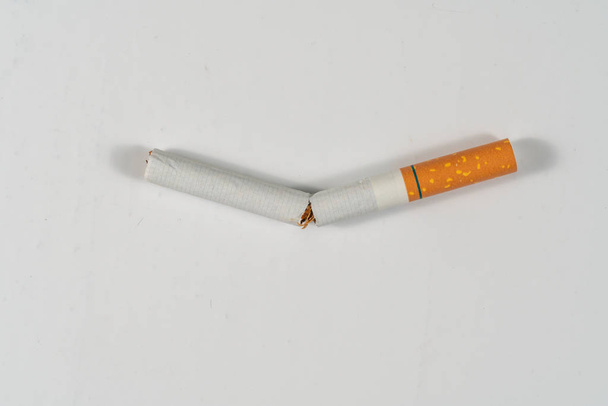 Tabaco Cigarrillo roto de cerca con fondo blanco
 - Foto, Imagen