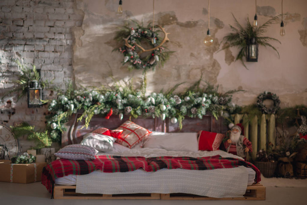 Hermoso dormitorio en estilo navideño
 - Foto, Imagen
