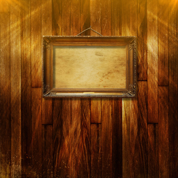 Starego złota rama kwiecisty obraz na ścianie drewnianej grunge - Zdjęcie, obraz
