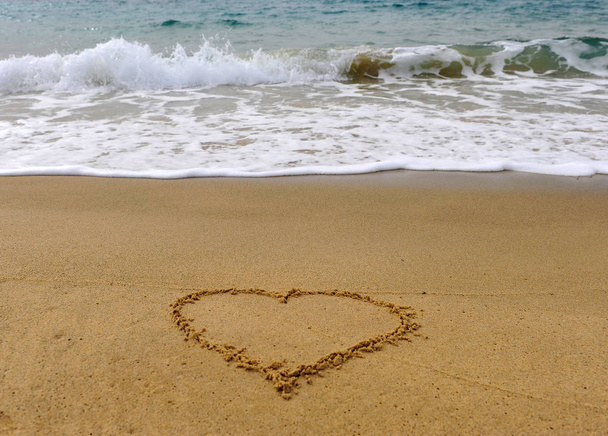 Почерк в форме сердца на песчаном пляже
 - Фото, изображение