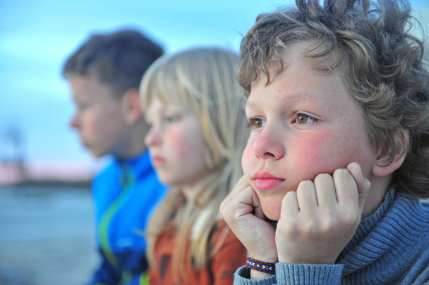 Retrato dos três meninos tristes ao ar livre
 - Foto, Imagem