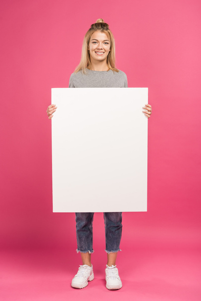 beautiful woman holding empty card, isolated on pink - Foto, Bild