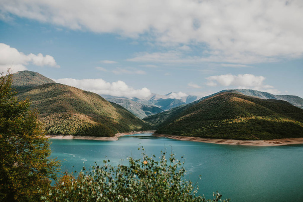 View of the zhinvali water reservoir and the mountains - Foto, imagen