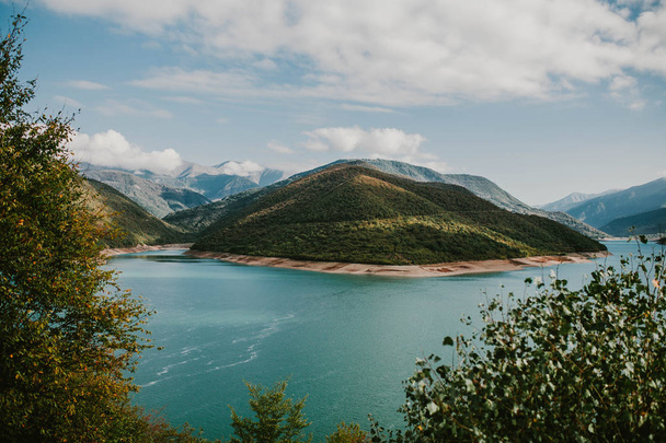 View of the zhinvali water reservoir and the mountains - Foto, imagen