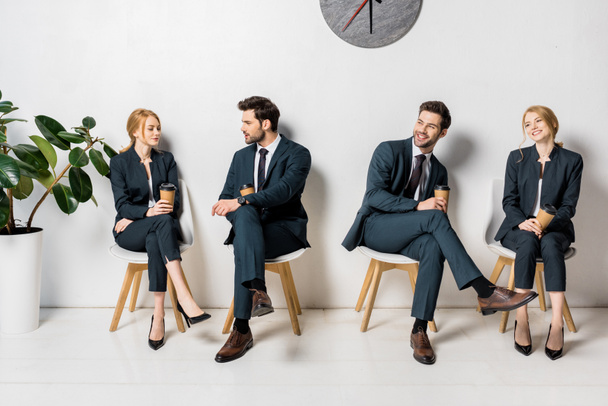 kolaż młodych biznesmenów holding kubki papierowe i czeka na krzesła w linii  - Zdjęcie, obraz