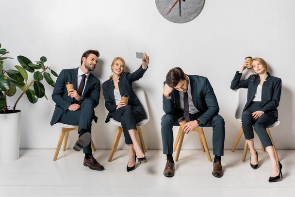 kollaasi liikemiesten erilaisia tunteita ja aiheuttaa odottaa tuolit linjassa
 - Valokuva, kuva