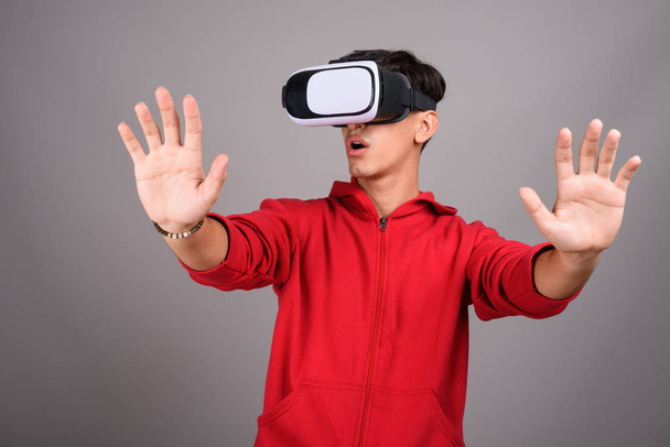 Persiano adolescente ragazzo utilizzando VR occhiali per la realtà virtuale
 - Foto, immagini