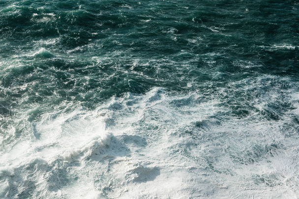 Belle vue sur la surface de l'eau avec les vagues
 - Photo, image