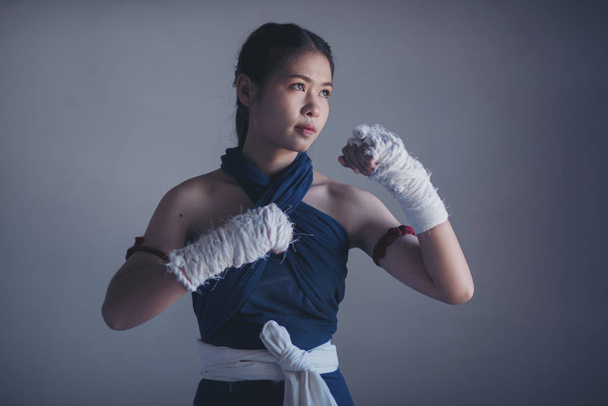 jeune femme sportive de boxer avec des bandages de boxe blanche. Poings de combattant avant le combat ou l'entraînement dans la salle de gym
 - Photo, image