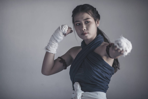 joven mujer deportiva de boxeador con vendajes de boxeo blanco. Puños de luchador antes de la pelea o entrenamiento en el gimnasio
 - Foto, Imagen