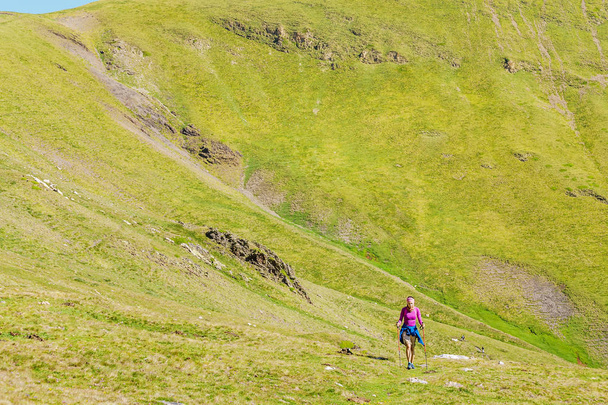 természetjáró lány séta a highland rét lengyelek - Fotó, kép