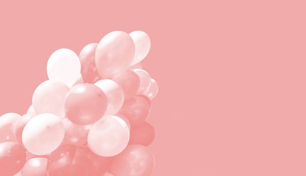 Un mucchio di palloncini colorati su uno sfondo con spazio di copia. Immagine su sfondo rosa chiaro
 - Foto, immagini