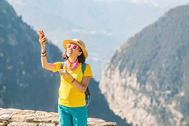 Turysta kobieta straciła komórkowy sygnał i podnieś smartphone do poprawy jakości komunikacji. Siła sygnału internetowego i mobilnego koncepcja - Zdjęcie, obraz