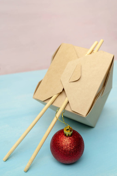 Kapalı Wok kağıt ambalaj kutuları. Asya hızlı yiyecek için. - Fotoğraf, Görsel