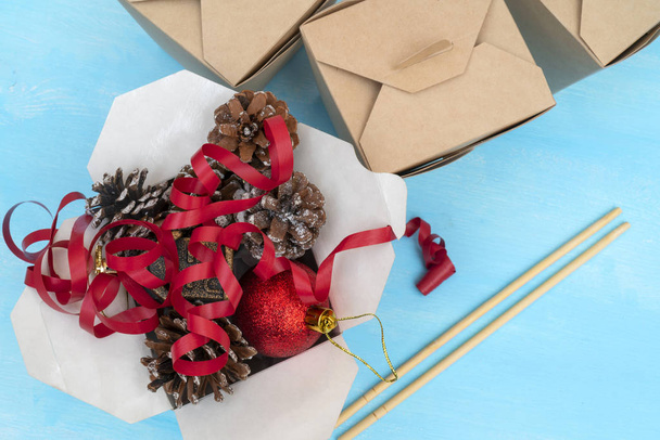 Karácsonyi ajándékok wok papír csomagolás. Az ázsiai ételek. - Fotó, kép