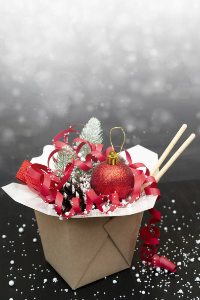 Karácsonyi ajándékok wok papír csomagolás. Az ázsiai ételek. - Fotó, kép