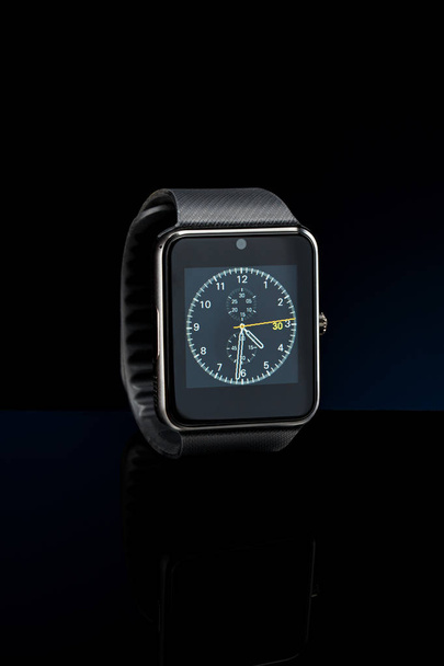 Studioaufnahme einer modernen schwarzen Smart Watch. - Foto, Bild