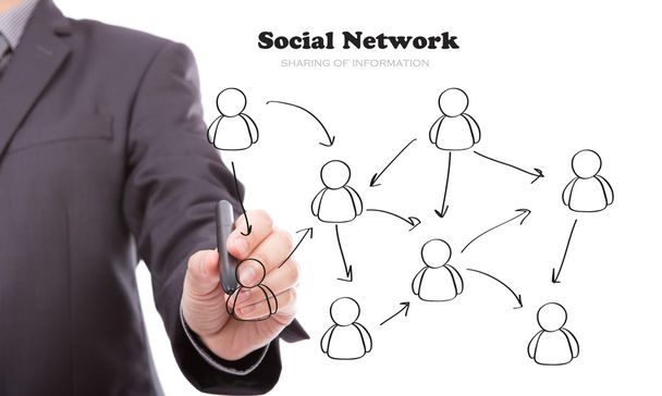 Homme d'affaires main dessinant un schéma de réseau social sur un tableau blanc
 - Photo, image