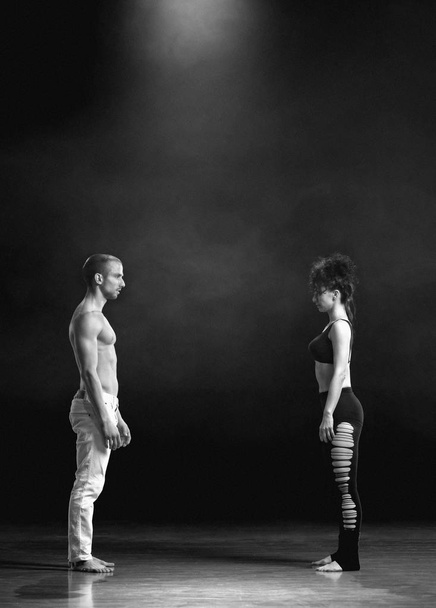 Чоловік і жінка виконують сучасну танцювальну позу на сцені
. - Фото, зображення
