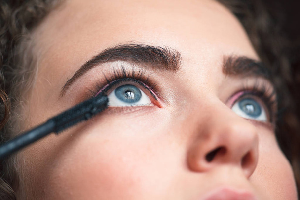 Dumanlı gözler makyaj uygulamak makyaj sanatçısı closeup. Güzellik ve makyaj kavramı - Fotoğraf, Görsel