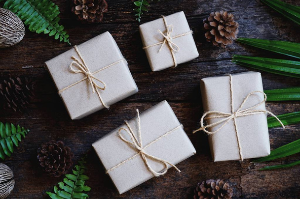 Экологически чистые подарочные коробки, завернутые в коричневую бумагу, зеленый новый год подарок концепции, пространство для копирования
 - Фото, изображение