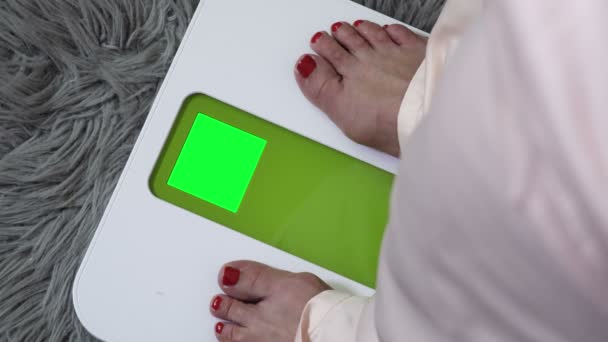 Mujer en balanza electrónica con pantalla verde
 - Imágenes, Vídeo