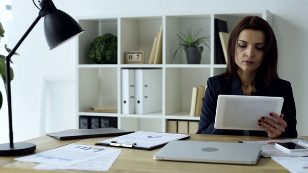 donna d'affari con carta di credito che fa shopping online su tablet digitale a tavola in ufficio
  - Filmati, video