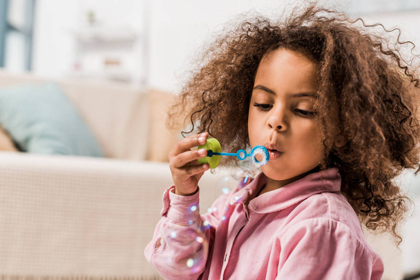 Африканский американский ребенок, пускающий мыльные пузыри
 - Фото, изображение