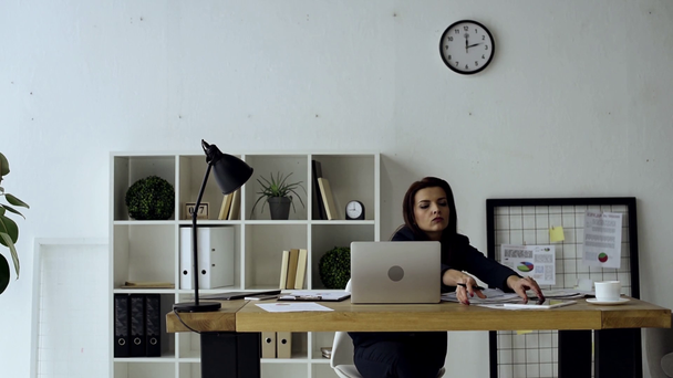 atraktivní pro dospělé podnikatelka pracující u stolu s přenosným počítačem v kanceláři  - Záběry, video