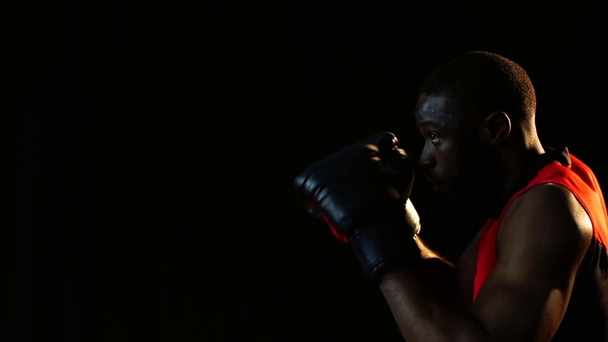 boxeador afroamericano entrenando en el gimnasio en cámara lenta
 - Metraje, vídeo
