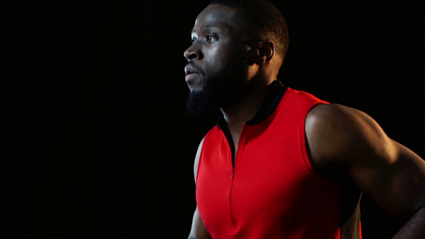 filmato al rallentatore di sportivo afroamericano in esecuzione in palestra isolato su nero
  - Filmati, video