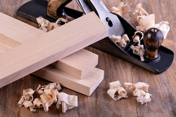 herramientas de carpintería sobre una mesa de madera
 - Foto, Imagen