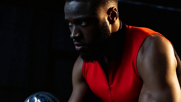 afrikkalainen amerikkalainen urheilija, jolla on käsipaino kuntosalilla hidastettuna
 - Materiaali, video