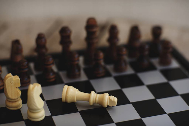 Παιχνίδι σκάκι, συναντούν σοβαρά μειονεκτήματα κατάσταση, ανταγωνιστική επιχειρηματική ιδέα, αντιγράψτε χώρο - Φωτογραφία, εικόνα
