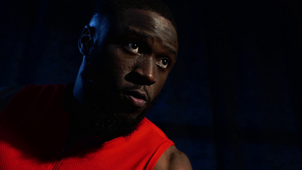 Afryki amerykański sportowiec z hantle ćwiczenia w siłowni w zwolnionym tempie - Materiał filmowy, wideo