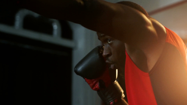 boxeador afroamericano entrenando en el gimnasio en cámara lenta
 - Imágenes, Vídeo