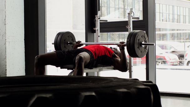afro-américain jeune sportif levant haltère à la salle de gym au ralenti
 - Séquence, vidéo