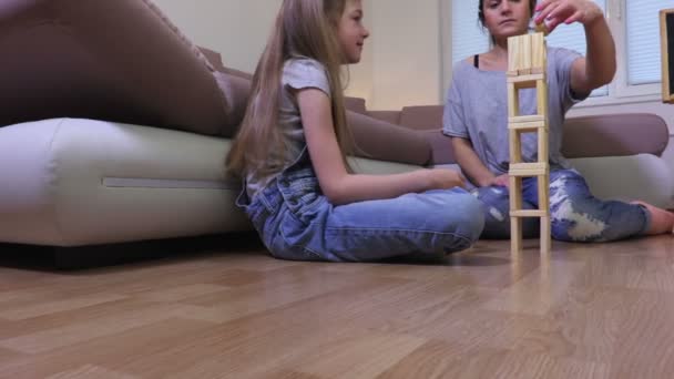 Семья строит деревянную настольную игру
 - Кадры, видео