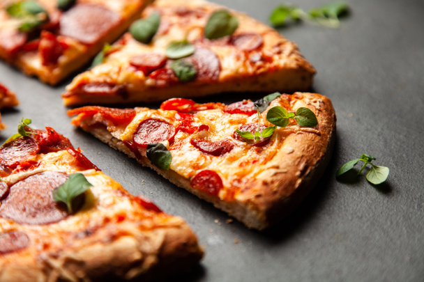 Pizza con salami y chorizo
 - Foto, imagen