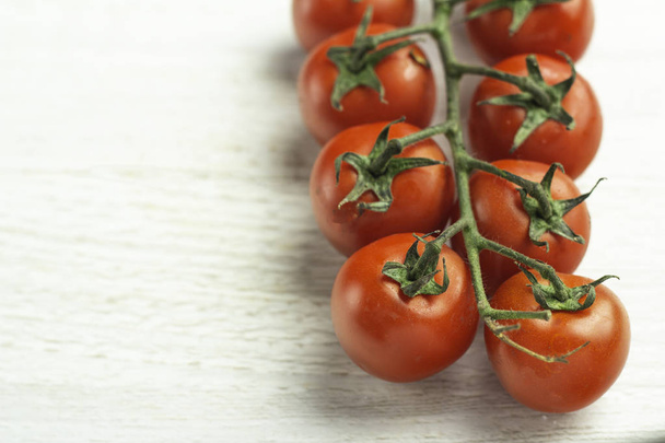 Beyaz adam kırmızı kiraz domates - Fotoğraf, Görsel