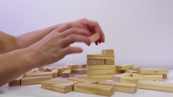 Kobieta z bloków drewniana wieża gra - Materiał filmowy, wideo