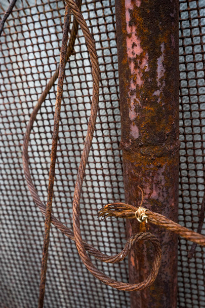 старый ржавый забор с трубой, сеткой и проволокой
. - Фото, изображение