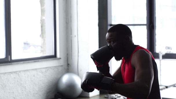 νεαρός αφρικανική αμερικανική μπόξερ εκπαίδευση στο γυμναστήριο σε αργή κίνηση - Πλάνα, βίντεο